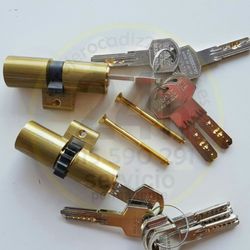 Cerrajero Manuel Navarro - Instalación y cambios de bombines. Servicio de igualamiento de llaves. Cerrajero Cádiz 24 Horas.