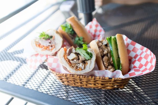 Le’s Banh Mi by null