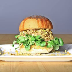 Public House Burger Gourmet - Hamburger ripieno di Zola Piccante ad una confettura segreta di Mele e Zenzero. Lo Speck Croccante e la Granella di Pistacchio Ph Biz Owner