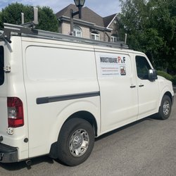 Moustiquaire P&F - Service truck ready to help you with anything screen related!
