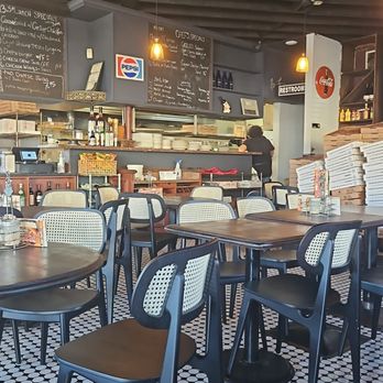 Pizza Fiore - Cozy and clean Italian restaurant - Pizza Near Me - Miami Beach, Florida