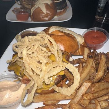 Kuma's Corner - Belmont - Mastodon Burger - Burgers Near Me - Chicago, Illinois