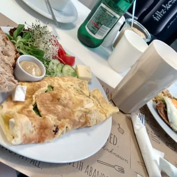 Kofeina Bistro - Omelet with sun-dried tomatoes, arugula, goat cheese, fresh bread, and salad. - Coffee & Tea Near Me - Katowice, SL Kofeina Bistro - Omelet with sun-dried tomatoes, arugula, goat cheese, fresh bread, and salad. - Coffee & Tea Near Me - Katowice, SL
