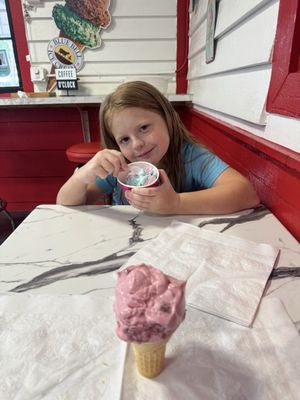 Mimi's Ice Cream & Coffee Shoppe by null