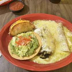 La Cocina Mexicana - #30 Mixed Plate with sour cream & cheese sauce