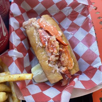 Fat Cheeks Hawaii - Buttery lobster roll - Sandwiches Near Me - Honolulu, Hawaii