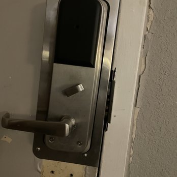 Days Inn by Wyndham Wilson - Shoddy workmanship replacing a door handle. - Hotels Near Me - Wilson, North Carolina