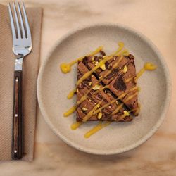 Che - Pistachio Blondie with mango caramel (gluten free)