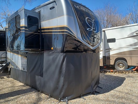 The #1 Choice for Custom RV Skirting! - We are a RV Skirting company that specializes in providing the highest quality vinyl skirting in the
industry. We have been providing this service to our customers for over 5 years and proudly serve
the states of Colorado, Wyoming, and Nebraska.