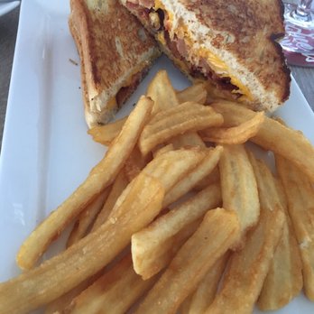 10 Twenty Five - Bacon and fried tomato grilled cheese - New American Near Me - Cape Coral, Florida