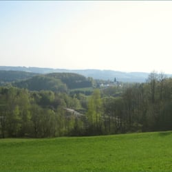 Landgasthof Feichtinger in Nammering - Von Fürstenstein nach Nammering wandert man am Waldrand entlang und hat einen schönen Blick auf die Kirche von Nammering.