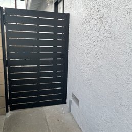 Side gate. Side gate.