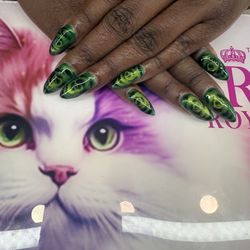 Beauty Nails - Cat eyes with the black rose in the center.