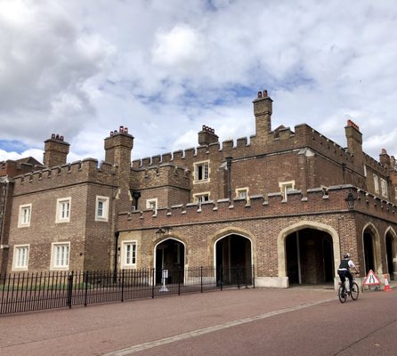 St. James's Palace by null