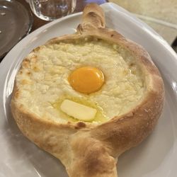Genazvale - Mit Käse und Ei gefülltes Chatschapuri