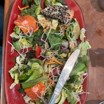 Linn's Restaurant - Asian salad with salmon - American Near Me - Cambria, California