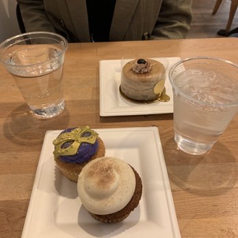 Oakleaf Cakes - Mardi Gras & carrot Cupcakes and cheesecake - Bakeries Near Me - Boston, Massachusetts