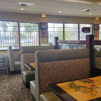 Everest Golden Moon Restaurant - Dining area - Indian Near Me - Hemet, California Everest Golden Moon Restaurant - Dining area - Indian Near Me - Hemet, California