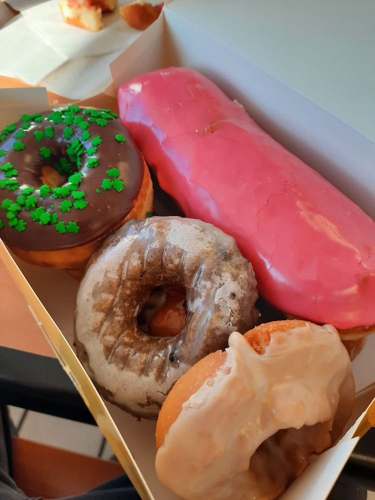 Yummy's Donut Palace Logo