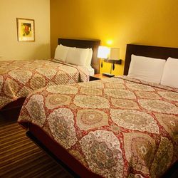 Governors Inn Hotel - Beds are tall and comfortable