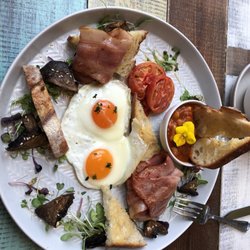 Be. K - Most impressively presented big breakfast I've ever had... quality produce and generous portions left the taste buds wanting more.