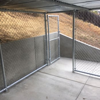 Custom Dog Kennel Equipped With Roofing Automatic Water Feeder