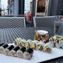 Oishi Sushi & Izakaya - Lunch rolls