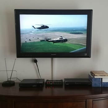 TV Install Chicago - 32-inch television installed with wiring concealed in molding. - TV Mounting Near Me - Chicago, Illinois