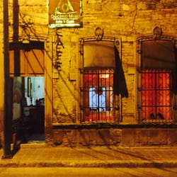 Décima Musa - Fachada de noche de La Décima Musa.