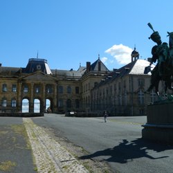Château de Lunéville - Chateau de Lunéville: Vorderansicht mit Stanislas-Status