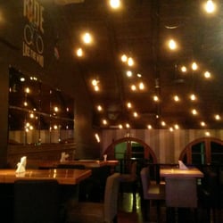 Public House Bar Restaurant - Hermosa ambientación. Buena luz y arreglos tipográficos