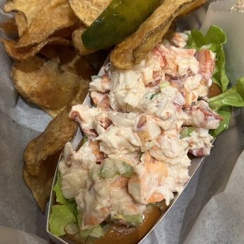 Stonewall Kitchen York Company Store - Lobster Roll and Chips - Kitchen & Bath Near Me - York, Maine Stonewall Kitchen York Company Store - Lobster Roll and Chips - Kitchen & Bath Near Me - York, Maine