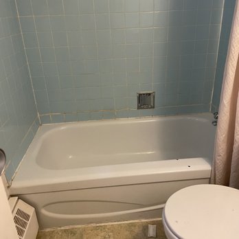 Capone's Hideaway Motel - Bathtub, bathroom - Hotels Near Me - Moose Jaw, Saskatchewan Capone's Hideaway Motel - Bathtub, bathroom - Hotels Near Me - Moose Jaw, Saskatchewan