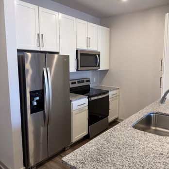 Pine25 North End - Kitchen has stainless steel appliances - Apartments Near Me - Charlotte, North Carolina