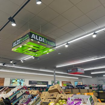ALDI - a produce section in a grocery store - Grocery Near Me - Palmetto Bay, Florida