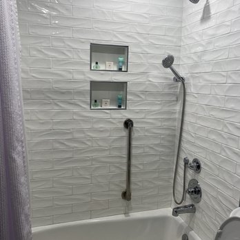 Andrew Pinckney Inn - Clean bathroom - Hotels Near Me - Charleston, South Carolina Andrew Pinckney Inn - Clean bathroom - Hotels Near Me - Charleston, South Carolina