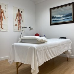 Miracle Acupuncture Clinic - Our clean and neat Acupuncture treatment room.