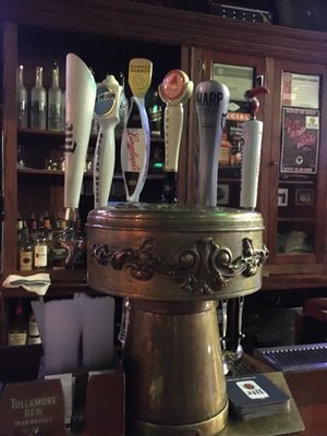 Glascott’s Saloon by null