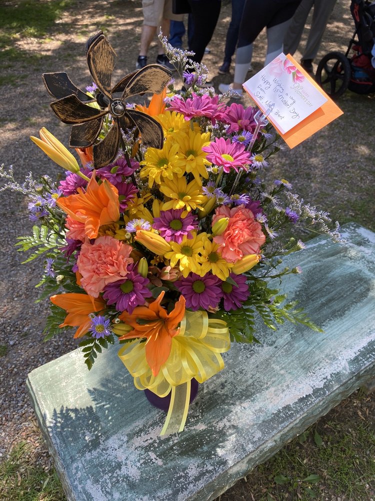 BLUE DAISY FLOWERS & GIFTS Updated August 2024 103 S Main St