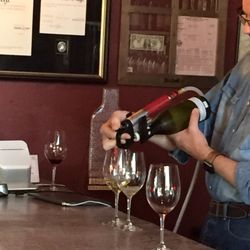 Argon wine pouring gadget