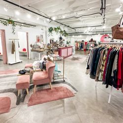 Raylee Consignment - Raylee interior with fitting rooms