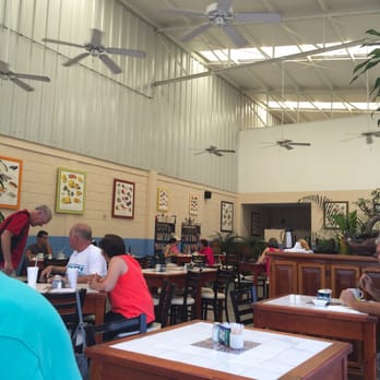 Mom's Deli - The dining area is casual and comfortable - Delis Near Me - San Antonio Tlayacapan, JAL