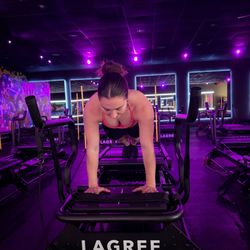 Power Core Studio - Instructor Mackenzie - high plank