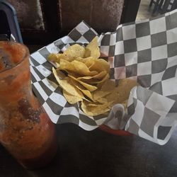 Los Pinos - Chips and salsa pre meal