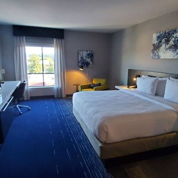 Hilton Garden Inn Redmond Seattle - Top floor room, king-sized bed. HGI, Redmond. - Hotels Near Me - Redmond, Washington Hilton Garden Inn Redmond Seattle - Top floor room, king-sized bed. HGI, Redmond. - Hotels Near Me - Redmond, Washington