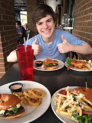 Lucky's Burger & Brew by null