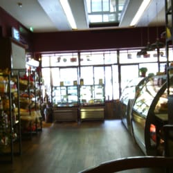 Confeitaria Petulia - Verkaufsraum vom Café-Bereich aus gesehen