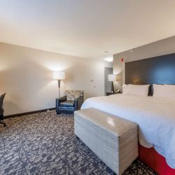 Hampton Inn & Suites DuPont - Guest room