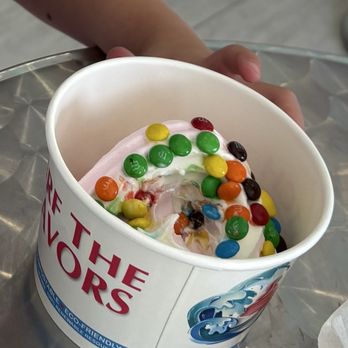 Catch The Wave - Vanilla/strawberry swirl - Ice Cream & Frozen Yogurt Near Me - Plainview, New York