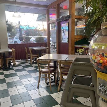 Chesapeake Bagel Bakery - Seating area - Bakeries Near Me - McLean, Virginia